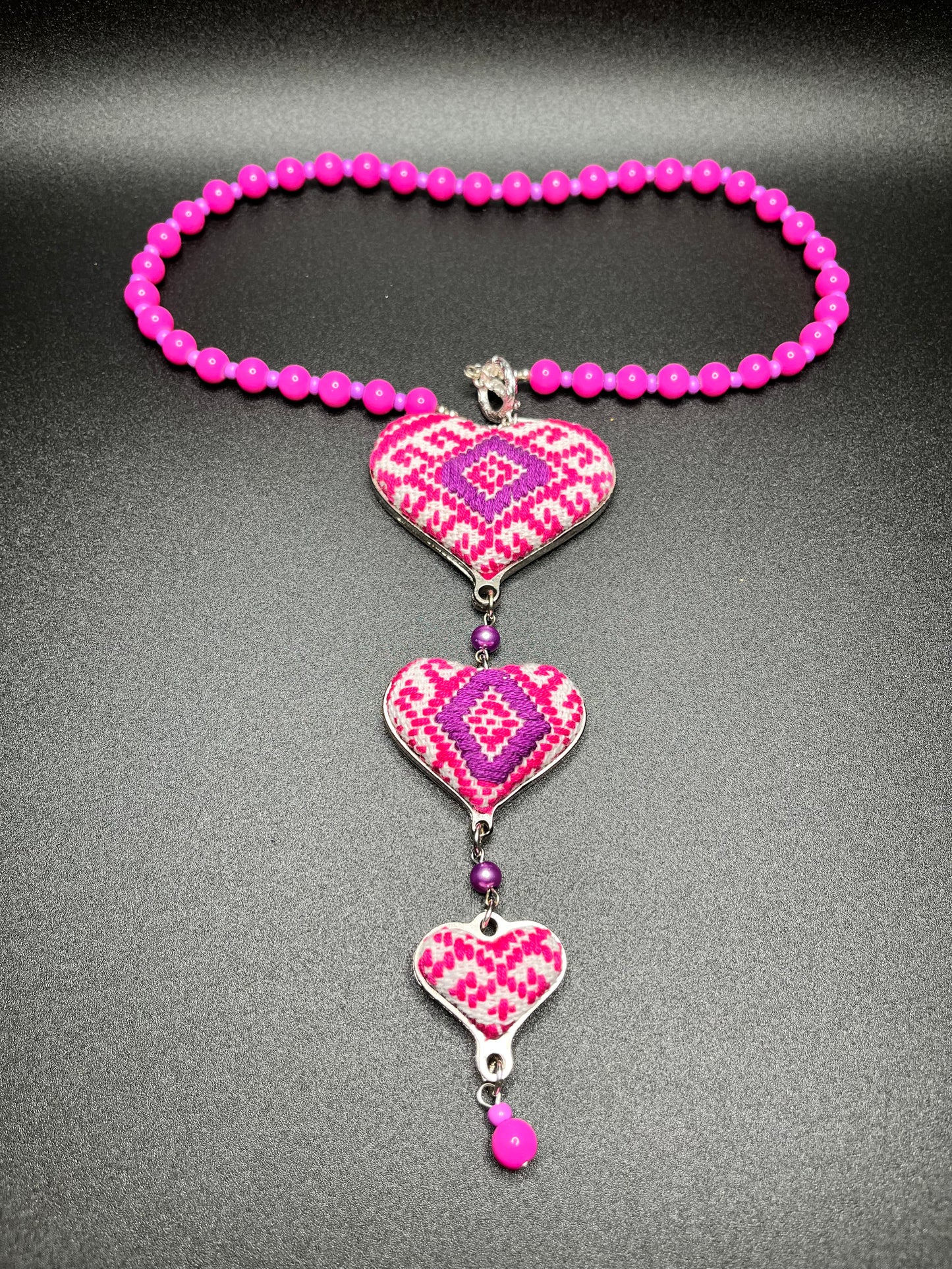 Tres Corazon Y-Design Necklace