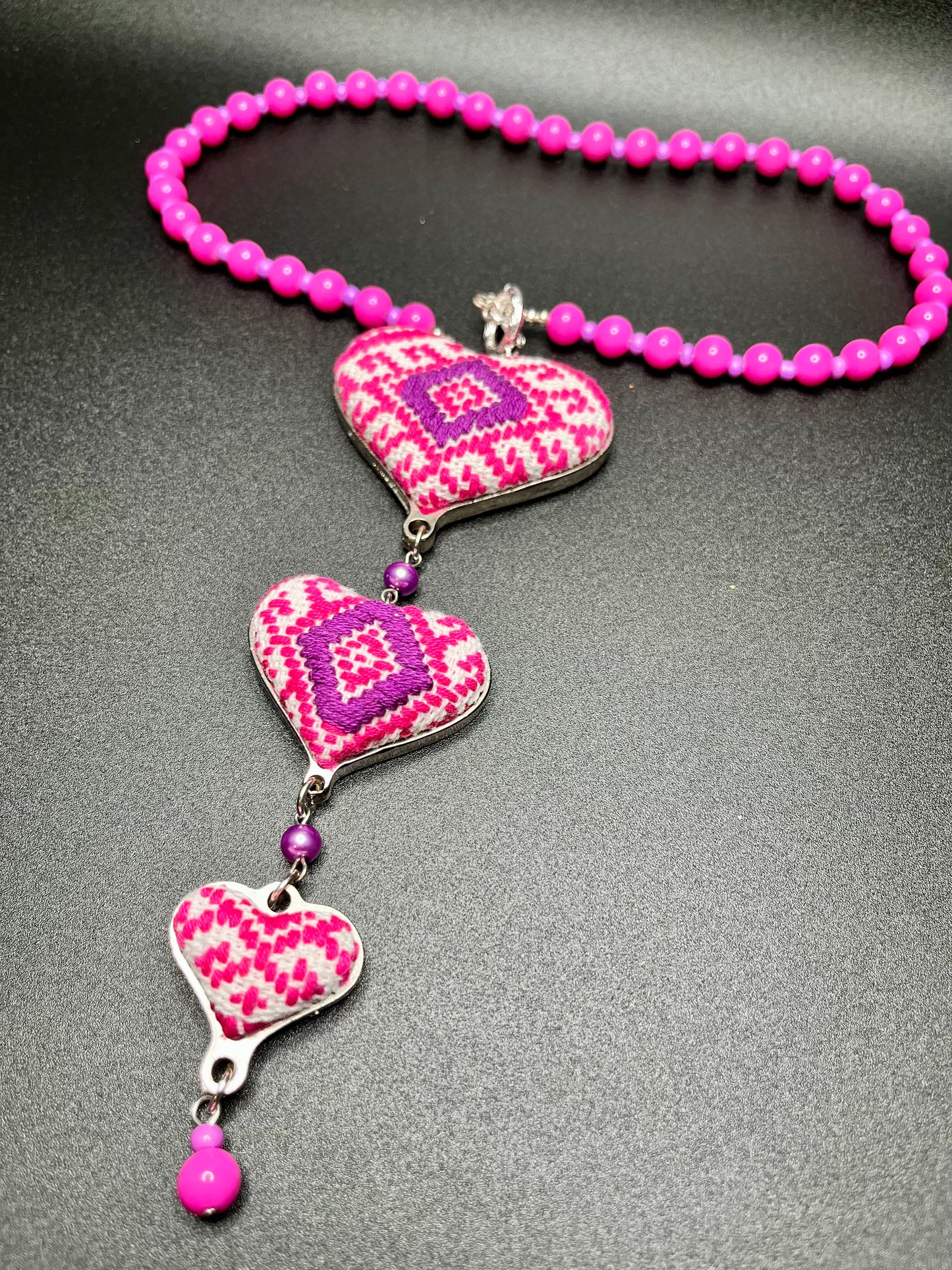 Tres Corazon Y-Design Necklace